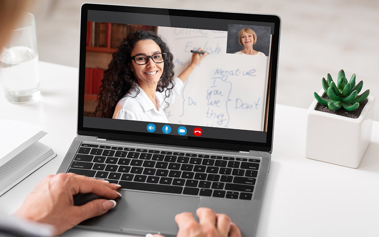 desk using laptop min